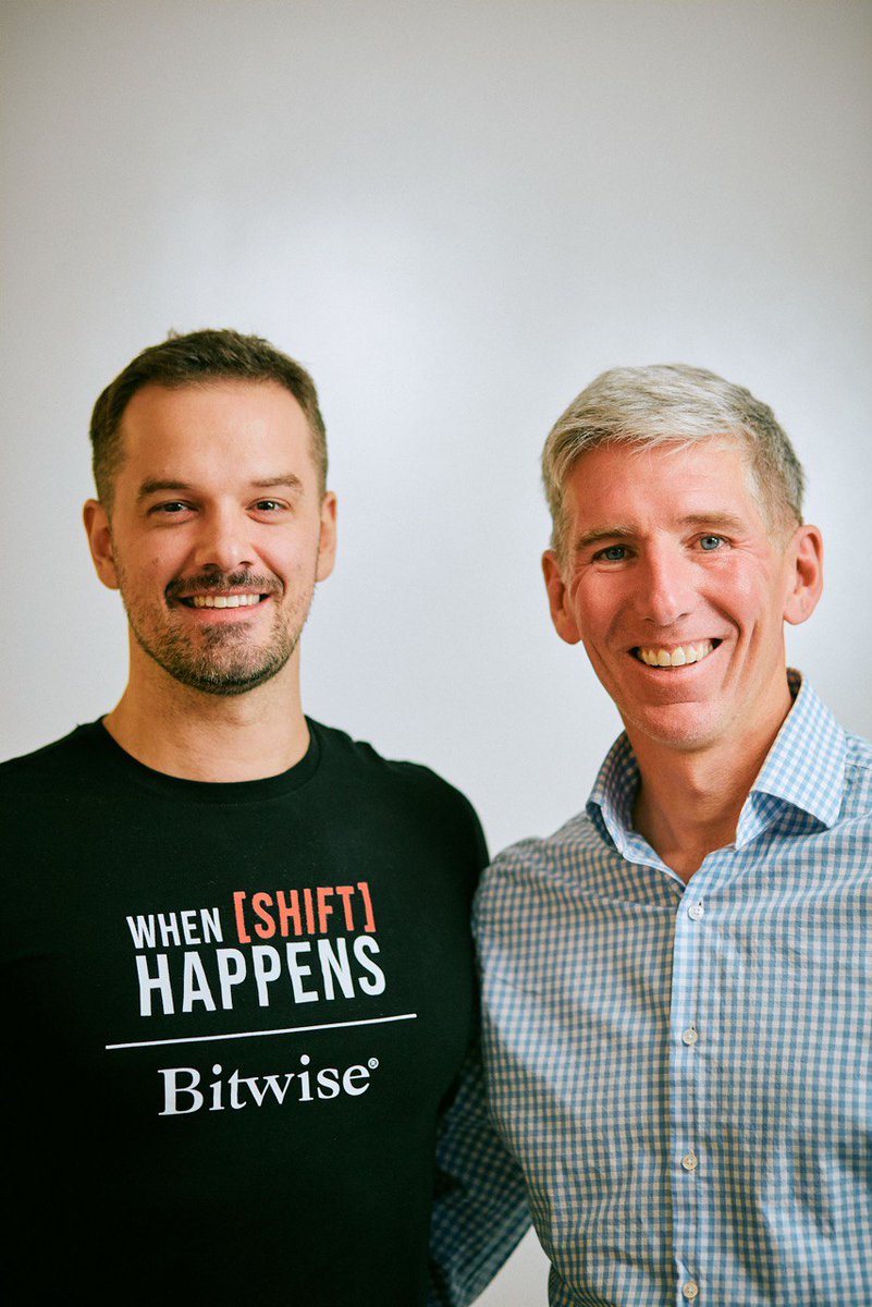 Matt Hougan 与播客主持人微笑合影，带有 Bitwise 品牌标识