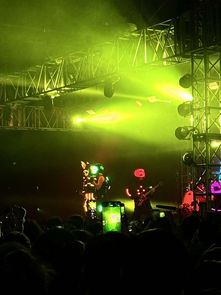 ayer fui a ver a the living tombstone y fue lo mejor del fokin mundo. tenía como 11 años cuando los conocí y ya voy a tener 21 😭😭😭😭

los amo tlt, ustedes si me entienden