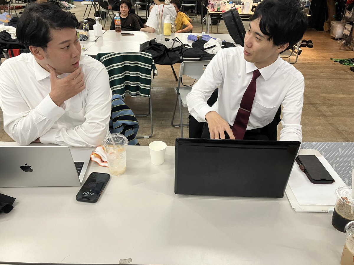 hikachicken's tweet photo. 残業中、上司（狩野さん）の雑談に付き合ってた部下（西野さん）だけど勝手に上司が盛り上がり出して、仕事を諦めたみたいになってる。 https://t.co/oCCw7mXWcJ