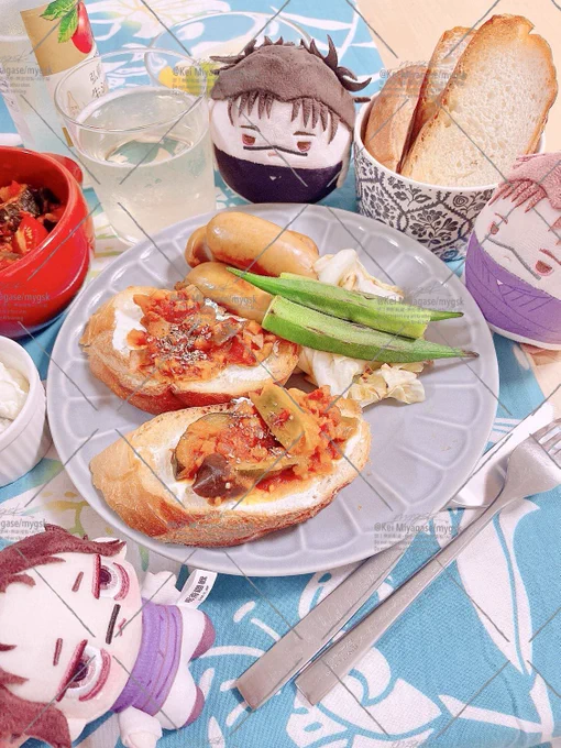 トーストしたバゲットにクリチとラタトゥイユのせたブルスケッタみたいなやつ 焼いた野菜たちとウインナー 酒 チョピチャンはまだお酒早いからパン食べててね