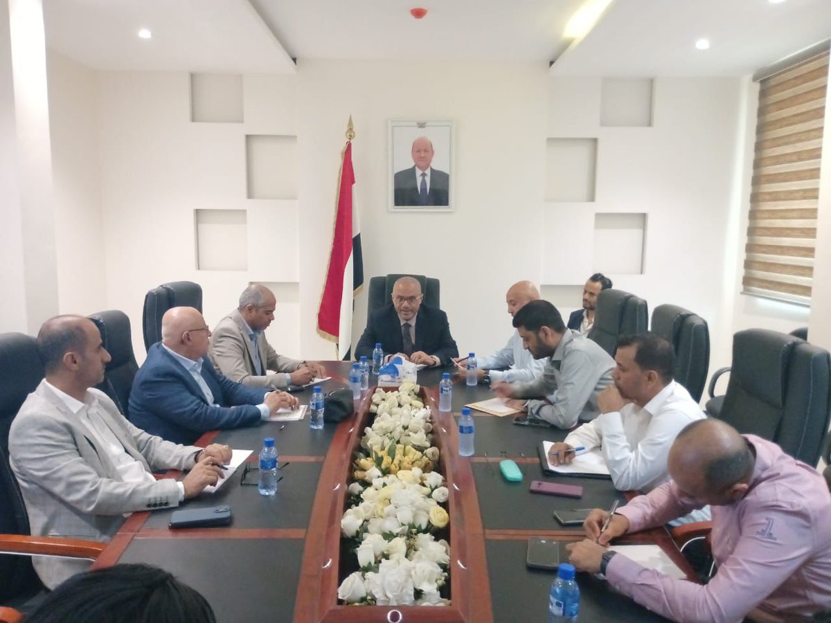 #عدن
اجتماع برئاسة الوزير باذيب يناقش تطوير آليات تحصيل إيرادات الاتصالات وتوريدها للبنك المركزي بعدن

الوزير باذيب يوجه بسرعة إعداد خطة شاملة لنقل إيرادات مؤسسات وزارة الاتصالات إلى العاصمة عدن