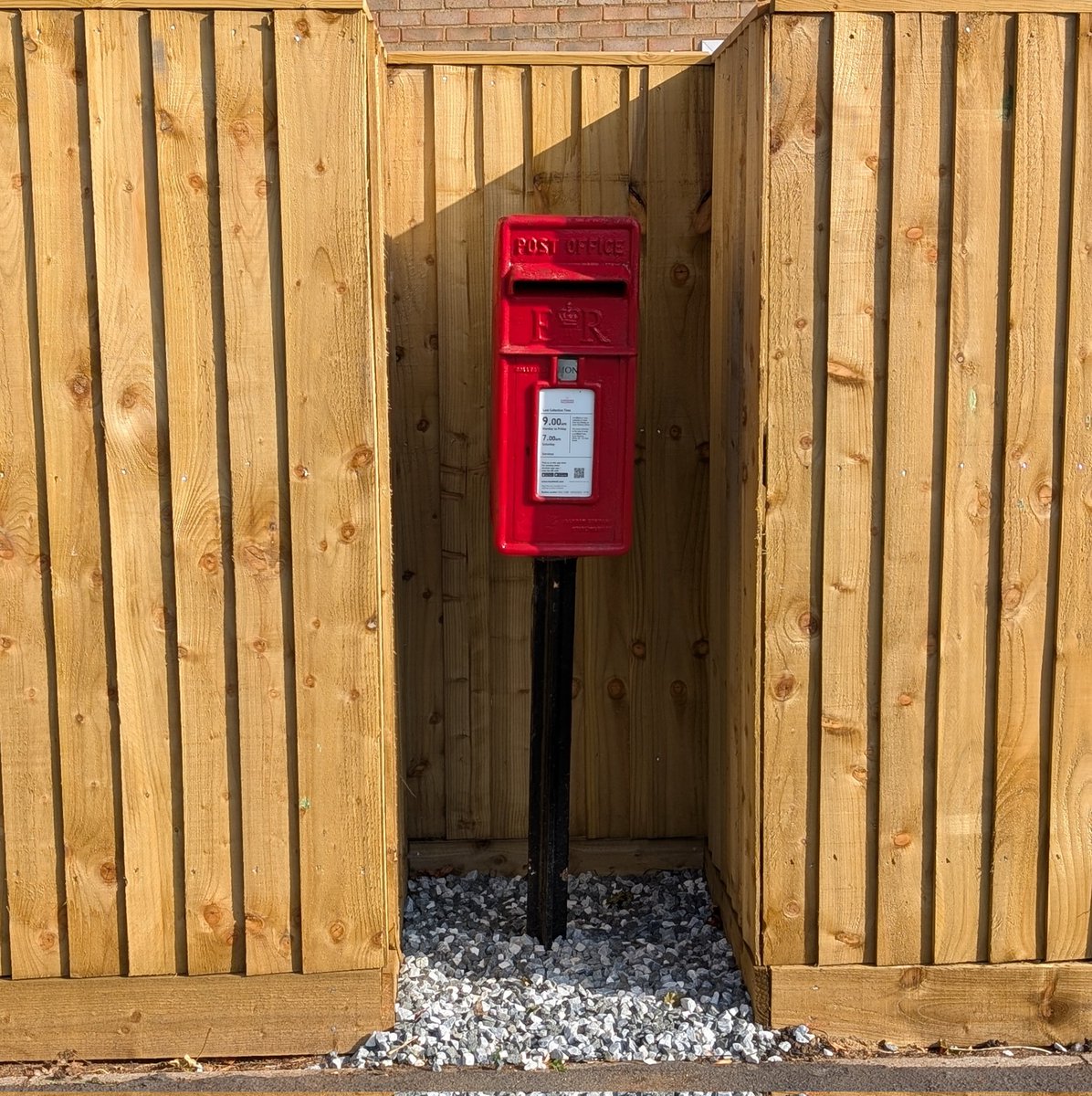 wendyloued's tweet photo. A transformation - this local postbox had for years been gradually engulfed by an ever growing hedge. It does look smart, but I preferred the hedge and all that lived therein.
#PostboxADay https://t.co/zsToLkmyt1