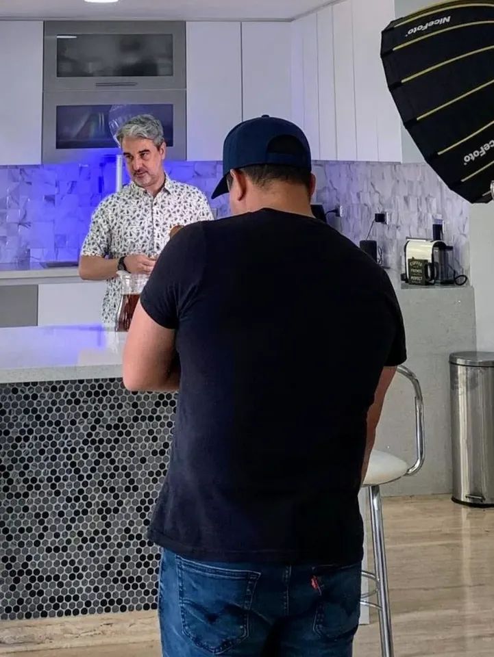 Jorgemarquezlan's tweet photo. A comenzar la semana con la mejor energía! Fantásticas fotografías detrás de camara grabando comercial para #nestea con esta bella familia. Siempre #agradecido #goodvibes #publicidad #comercial #caracas #nesteavzla #rrss #venezuela #namaste https://t.co/Mtvr4UueUg