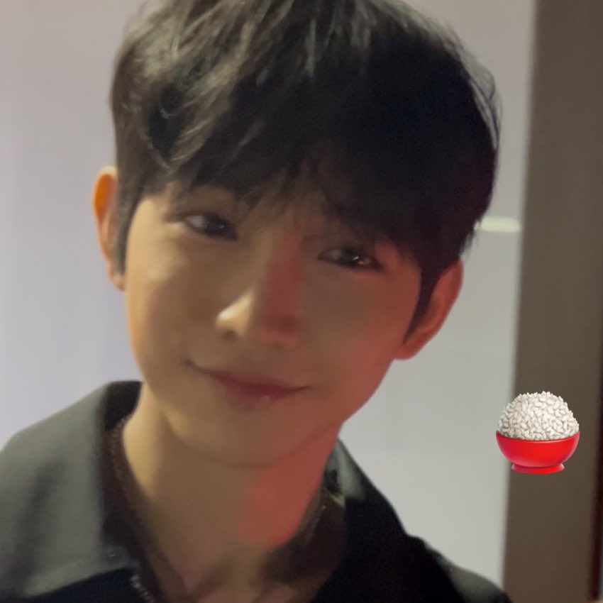 dearmyjunil's tweet photo. and junil is so joshua when he smiles 😭 https://t.co/C0lJE1lMRV