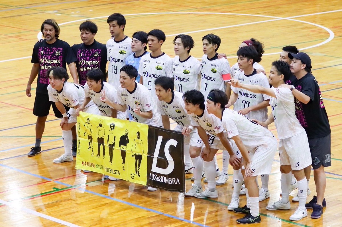 Naoki_futsal's tweet photo. vs シュライカー大阪サテライト

2年前、四国の準決勝で対戦した松山大学のゴレイロ住友くんに素晴らしいセーブを連発されました。

53番の教え子、潤には手を焼き
70番の教え子、マサトにはオウンゴールを誘発される。

教え子が脅威になる日が来るとは思いもしませんでした。

嬉しい限りです。 https://t.co/xDgdEWgmde