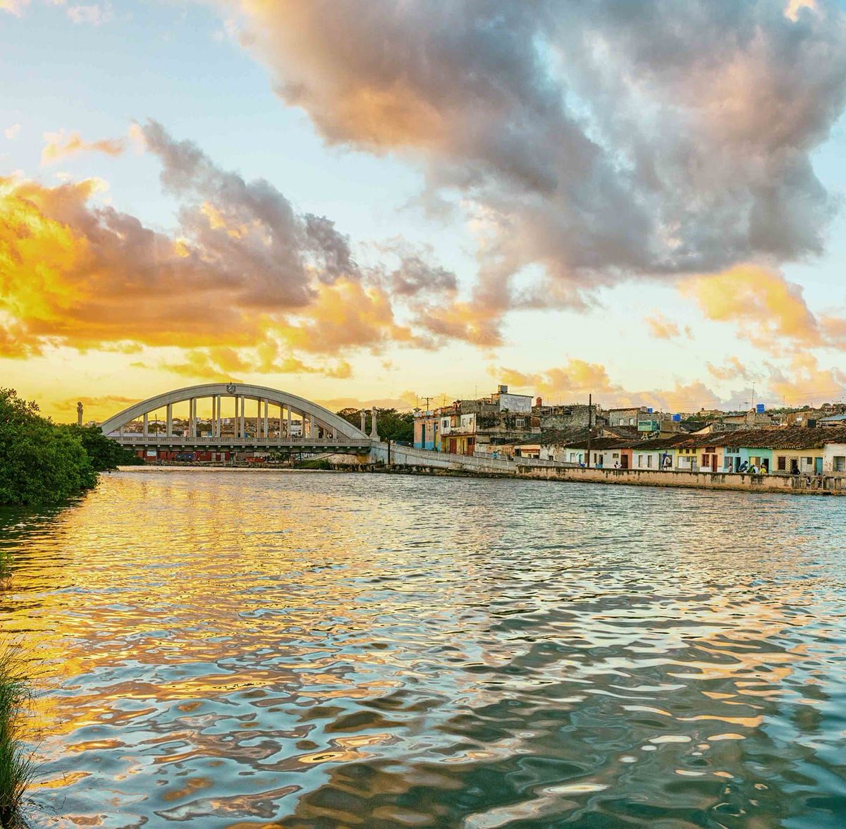 Sánchez Figueras, quinto puente centenario activo en #Matanzas. Su valor técnico está dado por ser el primero de su tipo en la provincia con el uso del hormigón armado. Momentos de su ejecución en 1916, y vista del estado actual. 
#EmpaiMatanzas
📸✍️ <a href="/luisohernadez/">Jorge Luis Hernández Rodríguez</a>