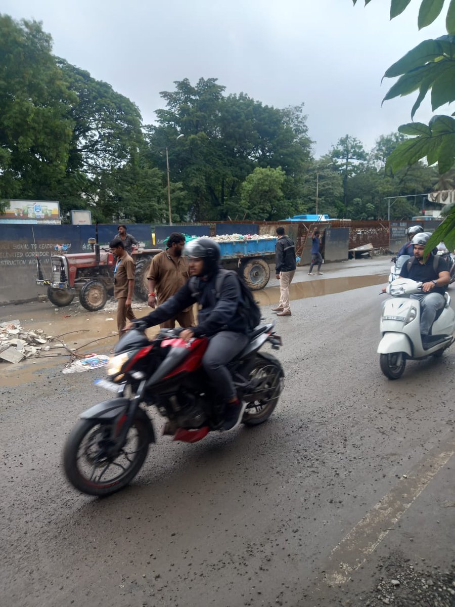 ಈ ದಿನ ಆಡುಗೋಡಿ ಸಂಚಾರ ಪೊಲೀಸ್ ಠಾಣೆಯ  ಶ್ರೀ ಲಕ್ಷ್ಮೀನಾರಾಯಣಪ್ಪ ರವರು ವಾಟರ್ ಟ್ಯಾಂಕ್ ಜಂಕ್ಷನ್  ನಲ್ಲಿ ಬಿದ್ದಿದ್ದ ರಸ್ತೆ ಗುಂಡಿ ಮುಚ್ಚಿಸಿ ಸಾರ್ವಜನಿಕ ವಾಹನಗಳ ಸುಗಮ ಸಂಚಾರಕ್ಕೆ ಅನುಕೂಲ ಮಾಡಿಕೊಟ್ಟಿರುತ್ತಾರೆ.