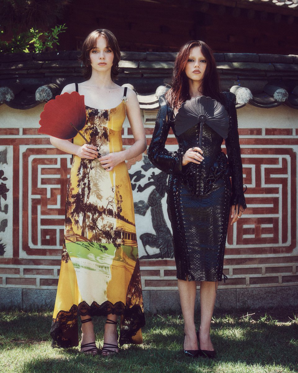 Jenna Ortega and Emma Myers stun for ‘WEDNESDAY’ press.

📸 Netflix