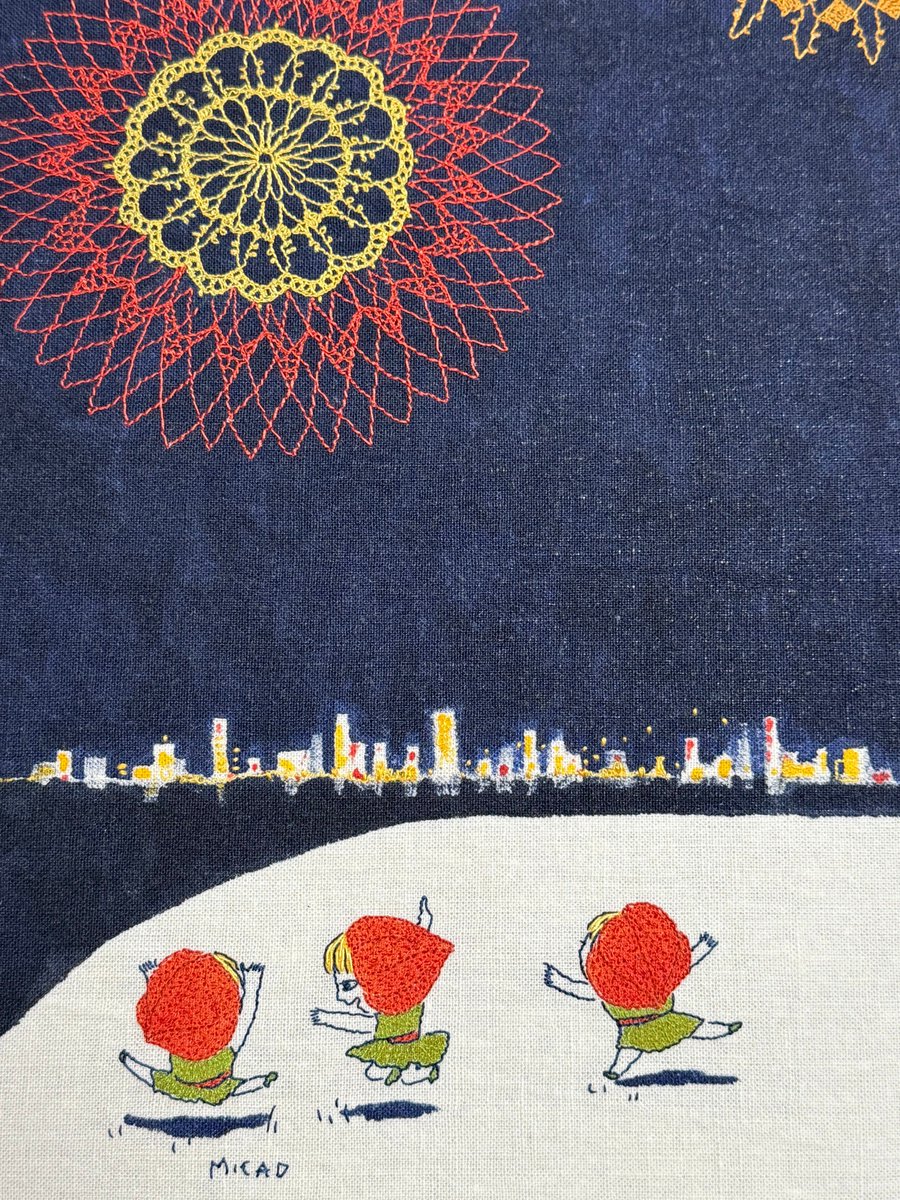 MICAO_hirasa's tweet image. タイトル:　花火大会　2015年

これは、大阪の淀川花火大会。
毎年8月だけど、今年は万博閉会後の10月に開催予定。

花火の刺繍は、ミシンのフリーモーション。PCでデータを読み込ませたものじゃないよ。揺らぎがいい感じ。

#embroidery #machinedrawing #ミシン刺繍 #micao #ペルソナ通信