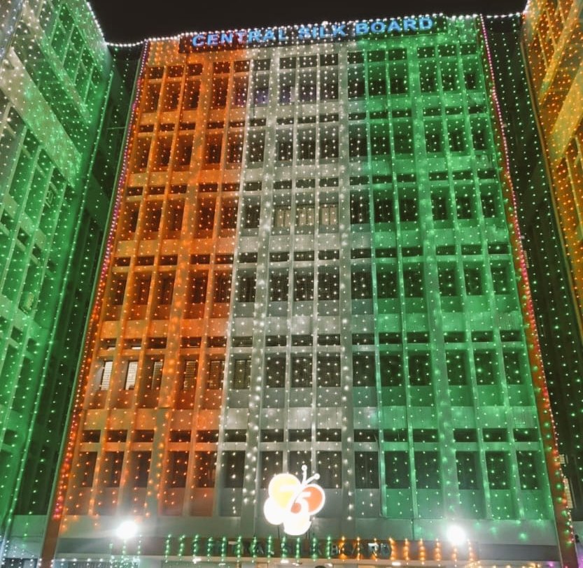 As the nation prepares to celebrate Independence Day, join hands in taking the #HarGharTiranga fervour forward. Sign up to become a Tiranga Volunteer &amp; hoist the Tricolour at home from 11th-15th Aug. Upload Tiranga selfies: harghartiranga.com
#HarGharTiranga #हरघरतिरंगा 🇮🇳