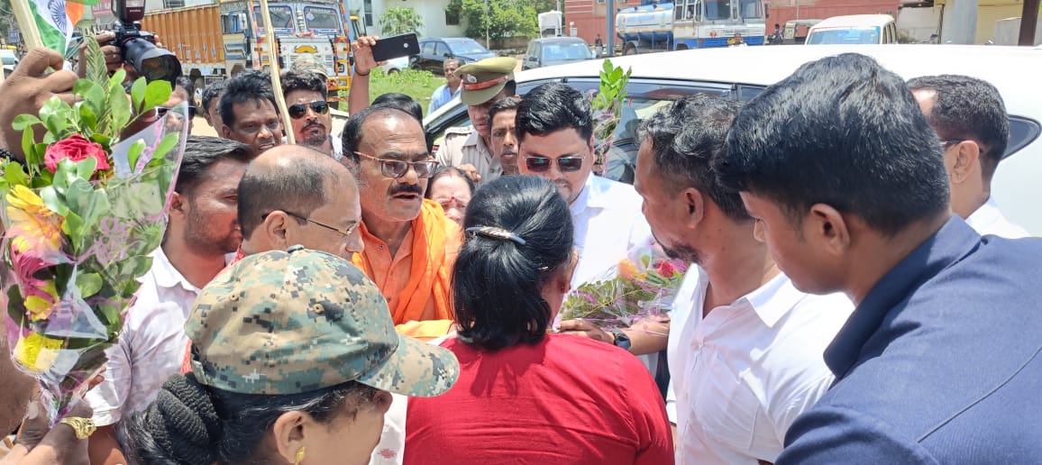 BINDU MAHANANDA( Modiji Ka Parivar) (@bmahanand1) on Twitter photo ମାନନୀୟ ଉପମୁଖ୍ୟ ମନ୍ତ୍ରୀ ଶ୍ରୀମତୀ <a href="/PravatiPOdisha/">Pravati Parida</a> ଜୀ ଙ୍କୁ ଗତକାଲି ଜୁନାଗଡ଼ ଠାରେ ସ୍ୱାଗତ କରିବାର କିଛି ମୁହୂର୍ତ୍ତ 🙏🙏🙏
#PrabhatiParida
#ManojMeher
#BinduMahanand ମାନନୀୟ ଉପମୁଖ୍ୟ ମନ୍ତ୍ରୀ ଶ୍ରୀମତୀ <a href="/PravatiPOdisha/">Pravati Parida</a> ଜୀ ଙ୍କୁ ଗତକାଲି ଜୁନାଗଡ଼ ଠାରେ ସ୍ୱାଗତ କରିବାର କିଛି ମୁହୂର୍ତ୍ତ 🙏🙏🙏
#PrabhatiParida
#ManojMeher
#BinduMahanand