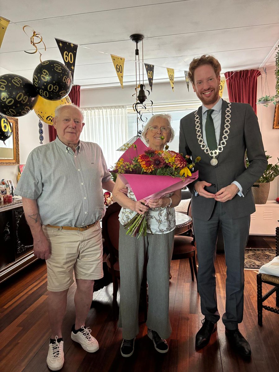 Meneer en mevrouw Hazeleger zijn 60 jaar getrouwd. 

Van harte gefeliciteerd namens de gemeente Wageningen! 🎉