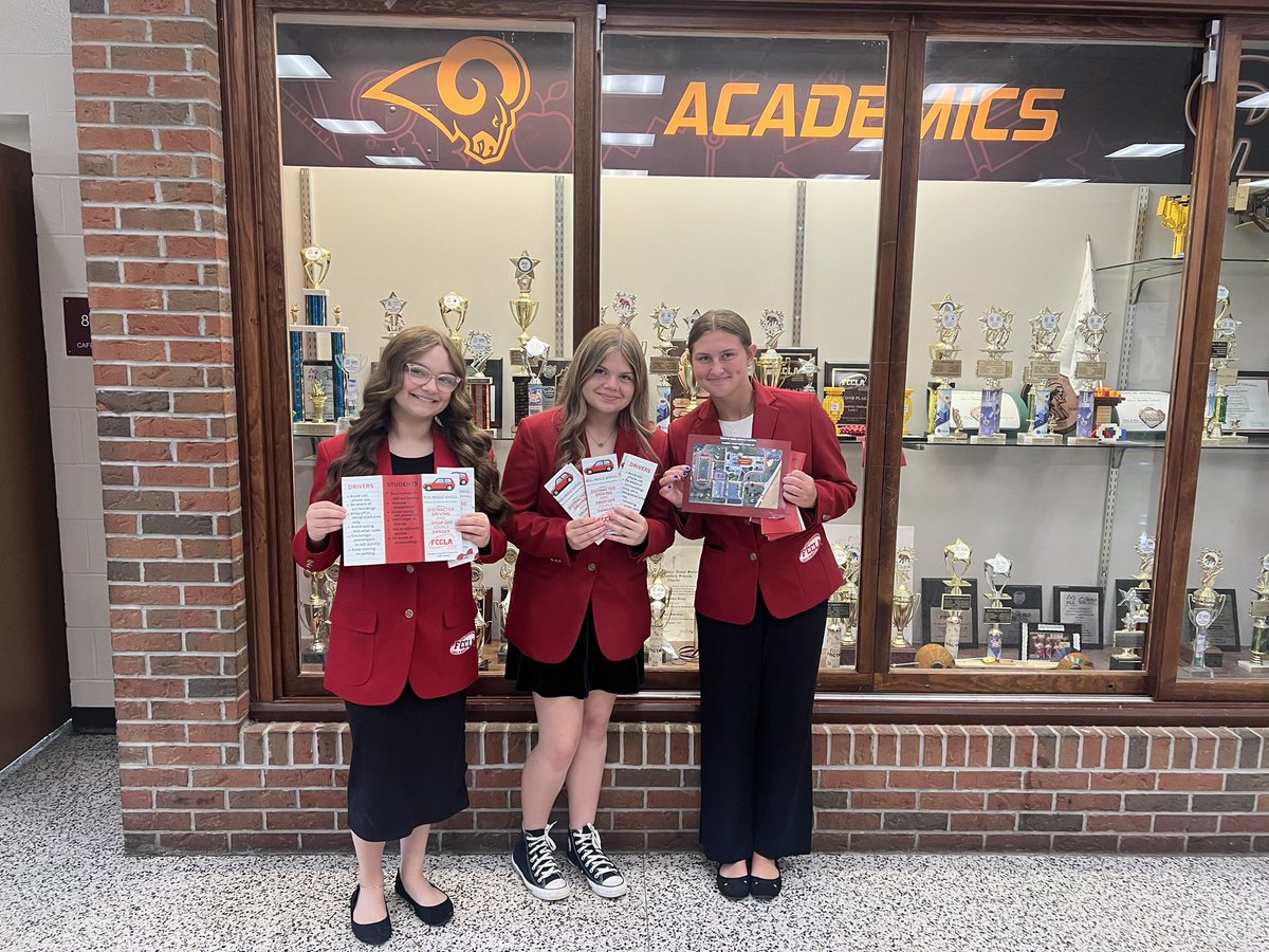 RossMiddleRAMS's tweet photo. Thank you RMS FCCLA for sharing information about dropping off our RMS students safely! Great information to share! @TeachMiddle https://t.co/n0ZJSikcub