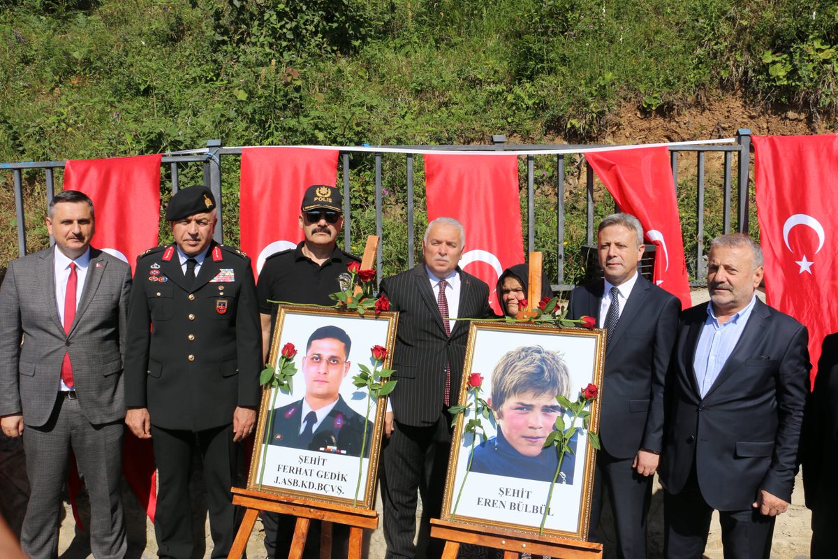 11 Ağustos 2017’de hain teröristlerce şehit edilen Eren Bülbül yavrumuz ve J.Asb.Kd.Bçvş. Ferhat Gedik komutanımız, şehadetlerinin sene-i devriyesinde Şehit Eren Bülbül’ün kabri başında dualarla anıldı.

🇹🇷
#İyiKiVarsınEren #Maçka #ŞehitlerÖlmez