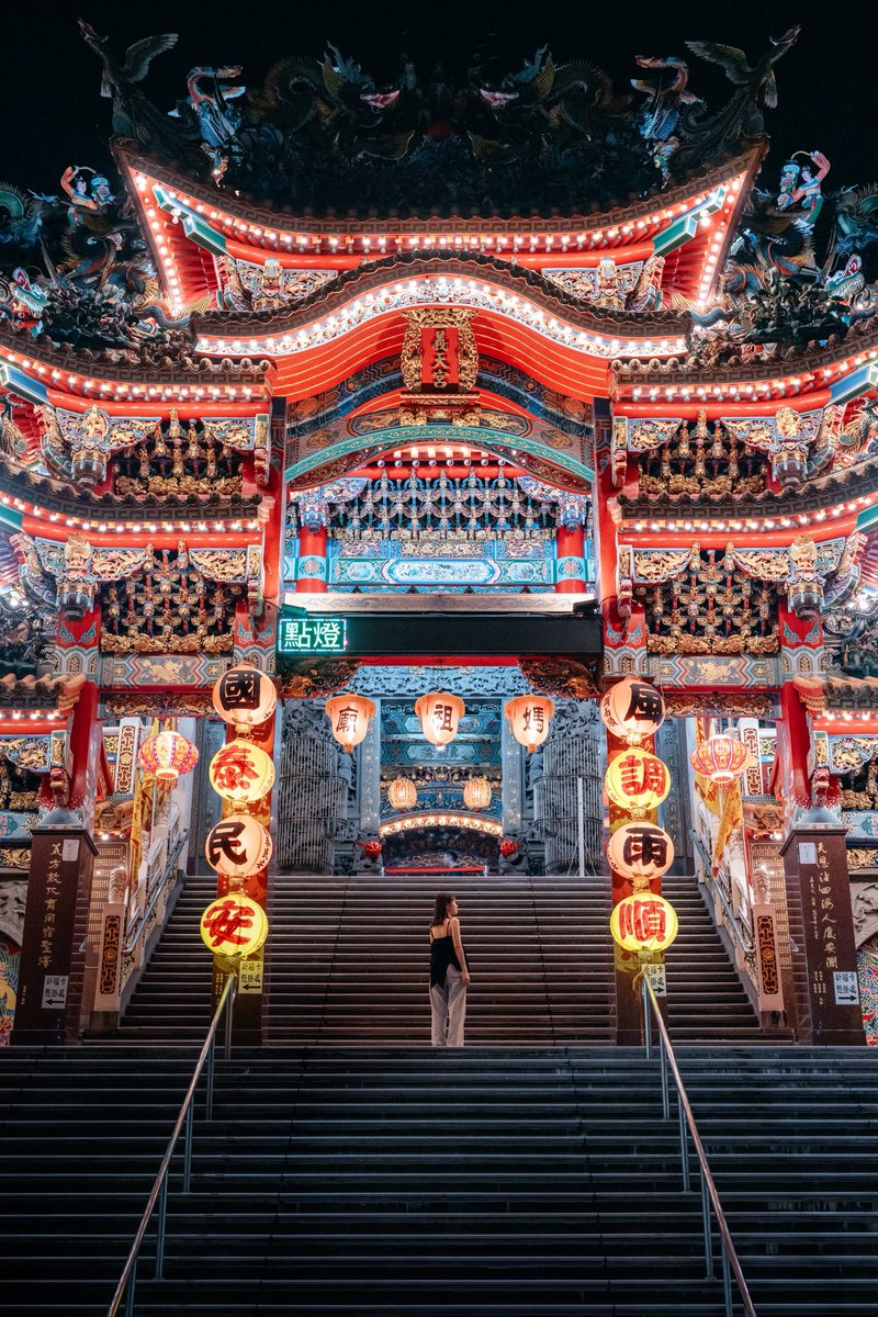nksync's tweet photo. 夜に輝く寺院の階段 https://t.co/hjn4nptddJ