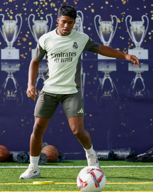 Endrick in training.