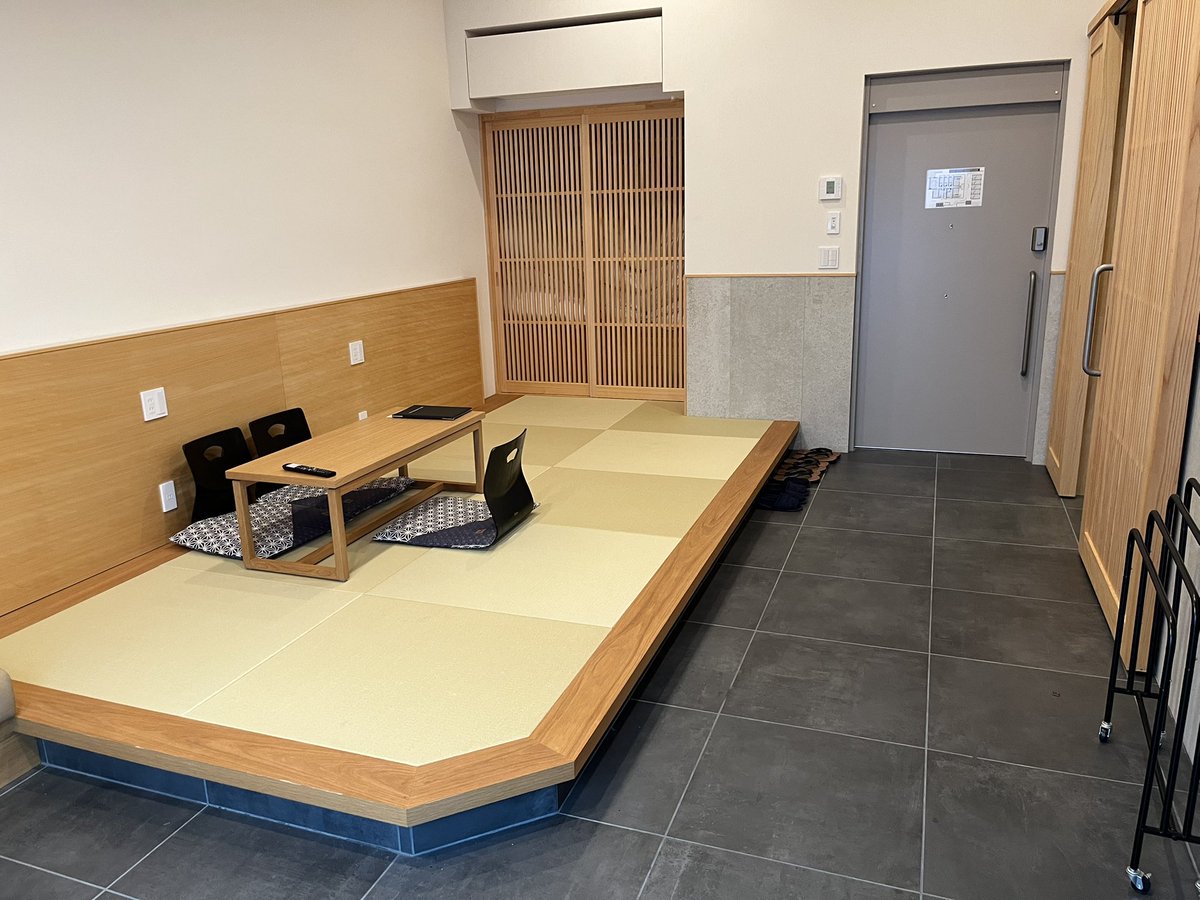 rantya88's tweet photo. 帰省したけど、あいにくの大雨で観光は出来ず、結果的には法事だけになってしまったが、石風呂で温泉(掛け流し)でくつろいだから良しとするかー！

止まった部屋も家族3人では広いぐらいだったし。 https://t.co/ZpuxJIiwwO