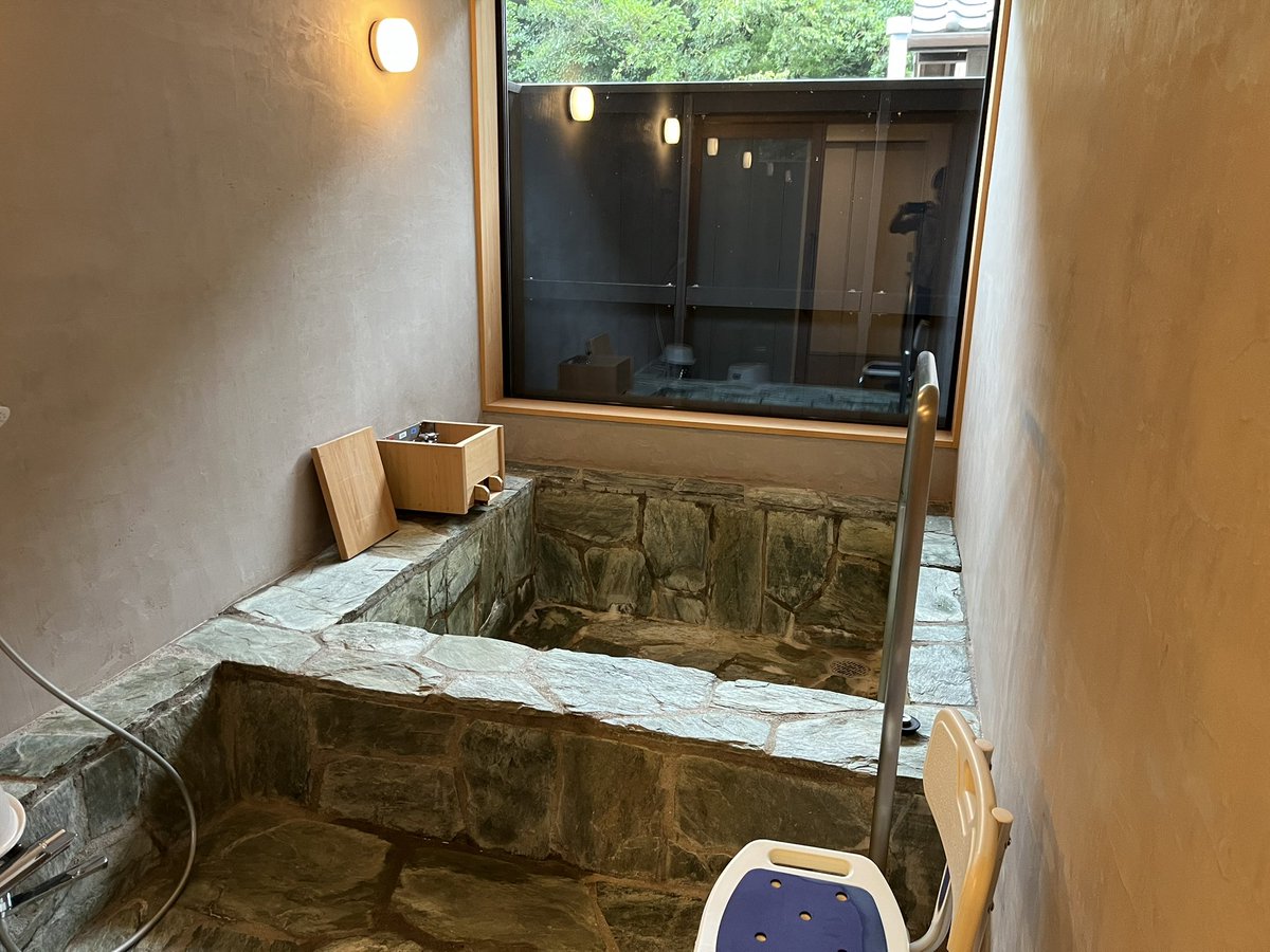 rantya88's tweet photo. 帰省したけど、あいにくの大雨で観光は出来ず、結果的には法事だけになってしまったが、石風呂で温泉(掛け流し)でくつろいだから良しとするかー！

止まった部屋も家族3人では広いぐらいだったし。 https://t.co/ZpuxJIiwwO