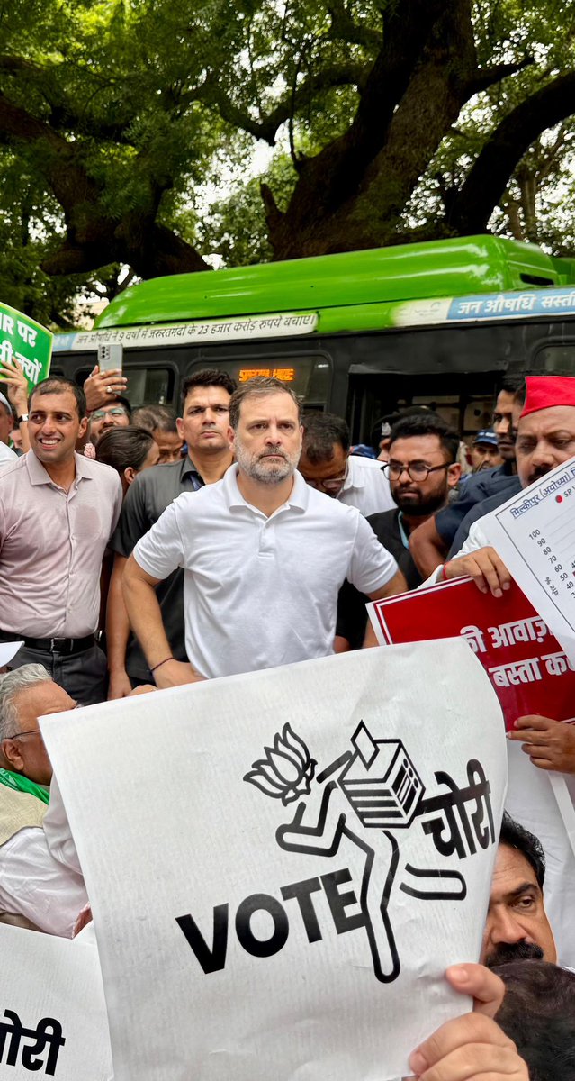 ielvisgomes's tweet image. Shri. Rahul Gandhi, the leader of the masses, fearlessly fights fascist forces to protect our democracy! 🇮🇳 #DemocracyDefender #RahulGandhi