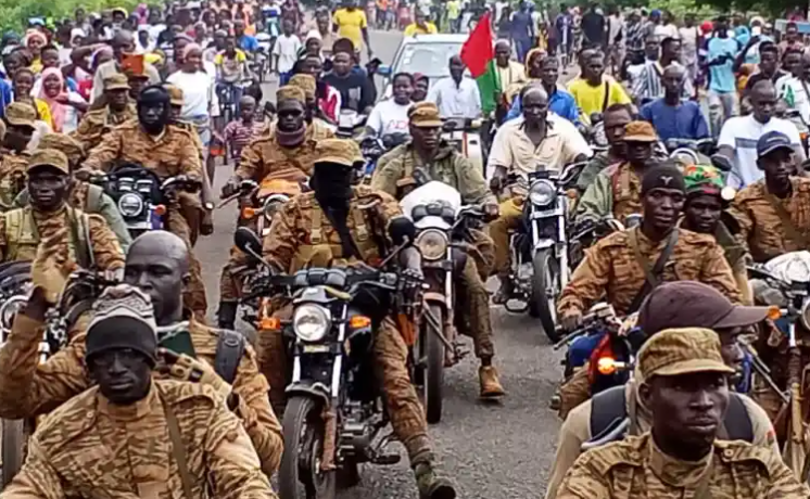 🇧🇫 #Burkina  du territoire : les Forces combattantes accueillies en triomphe à Sindou

Lire la suite: sidwaya.info/reconquete-du-…

#Sidwaya
#AES 
#Terrorisme