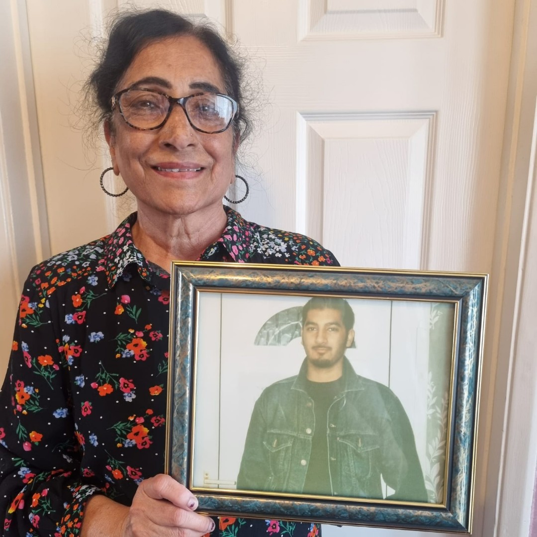NHSOrganDonor's tweet photo. How have your South Asian roots inspired your route to organ donation. Mandip’s family credits their Sikh faith’s Seva, for his desire to see his organs donated after his death. It takes just 2 minutes to register and save lives.

#SouthAsianHeritageMonth #SAHM #RootsToRoutes https://t.co/UMPsukmqQY