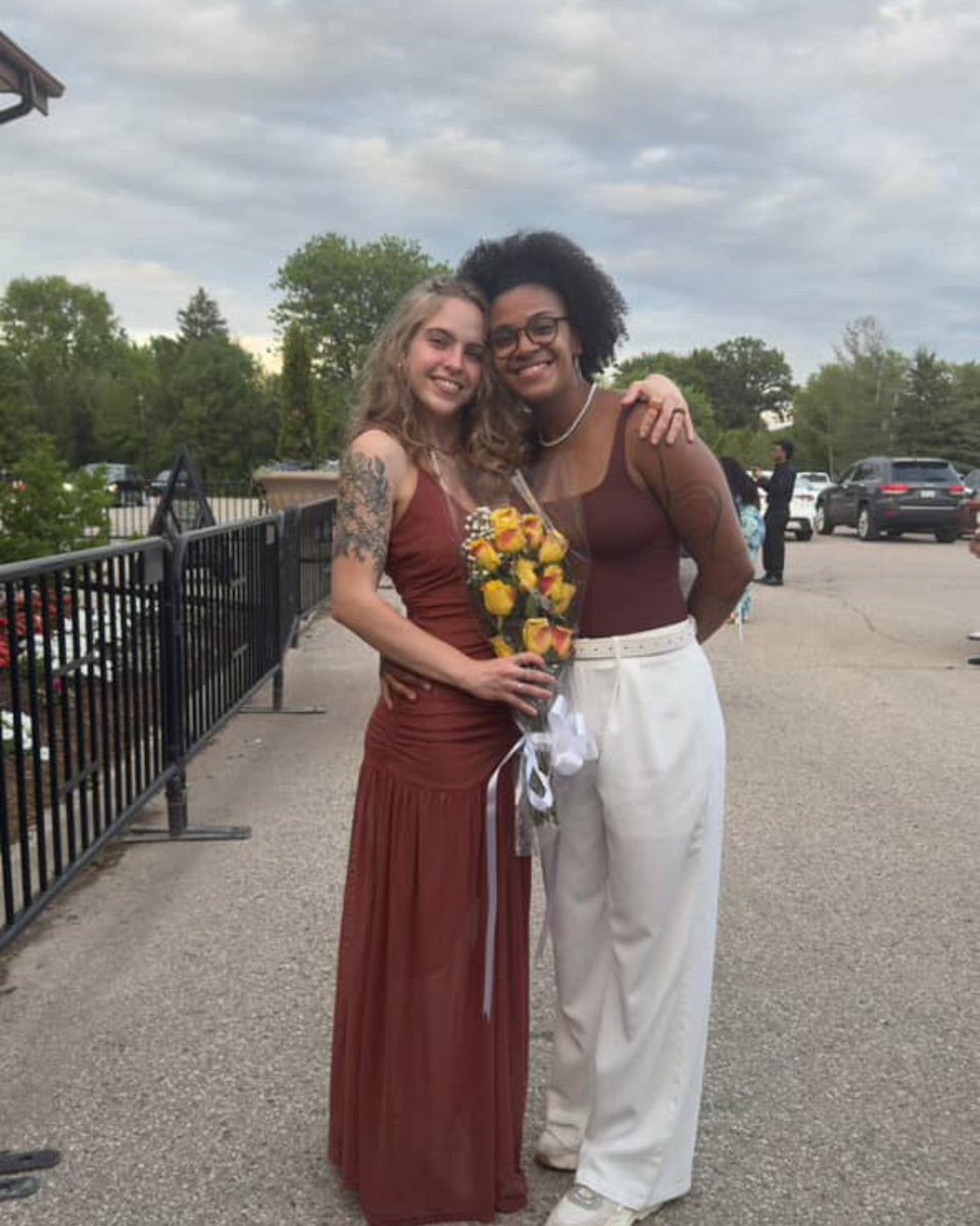 Hi, I'm Bia ✨🎓 and I’ve just closed one of the most intense and transformative chapters of my life 💪🌎.
Almost two years ago, I chose to move to another country ✈️🇨🇦 and now, I celebrate 🎉 the reminder that we are capable of far more than we ever imagine 🌈✨.