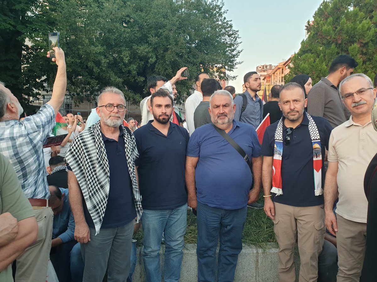 İşgalci İsrail'in Gazze'de uyguladığı soykırıma karşı kardeşlerimizin sesi olmak ve Filistin'in özgürlüğü için yürüdük!

Denizden nehire kadar özgür Filistin! 🇵🇸

#GazzeyeUmutOl
#Gazze  <a href="/haliletyemez/">🇹🇷Halil Etyemez .</a>