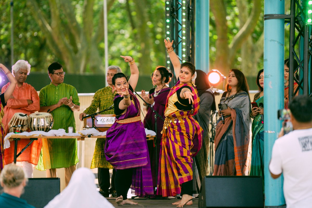 TowerHamletsNow's tweet photo. In the Neighbourhood in collaboration with @allpointseastuk showcases the rich culture of Tower Hamlets.
Visit @VickyParkLondon from 17-20 August for FREE family-friendly activities, from theatre, sports to live music, & more
Details 👉🏻 https://t.co/Eo38rmyujo
#LoveTowerHamlets https://t.co/175BqasbS3