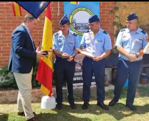 valores_espana's tweet photo. Ayer, en #BuenavistaDeValdabia nuestro Secretario de Territorial y presidente de @Valores_Can2024, José Luís Tendero @JoseLTendero hizo entrega a representantes de la UME de una placa en agradecimiento por su labor en #Valencia en la Dana de 2024. 
#GraciasUME 
#DANA 
#Valencia https://t.co/gewa1Givqo
