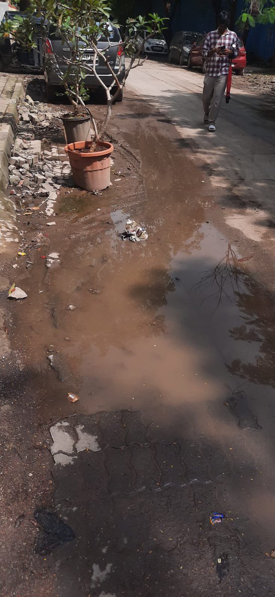 Sunita_Singh23's tweet photo. 🚧 Bhandup W–Road Safety Issue

MSEB dug up road at Samarth Srishti entry (Datta Mandir Rd) &amp; left it incomplete → mud + waterlogging = dangerous for residents.
Letter submitted, but MSEB ↔️ BMC blame game, no action.
Request urgent fix 🙏
@mybmc @MSEDCL @CMDMSEDCL
@mybmcWardS https://t.co/RcedgtM3ml