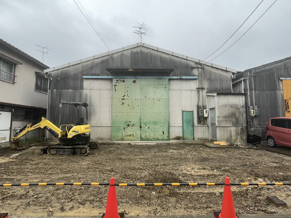 プラモ生産工場、先回朽ち果てた小屋があって草ボーボーだった外構は、撤去して古いコンクリの地面もハツりました。フラットにして乗り入れやすくします。
