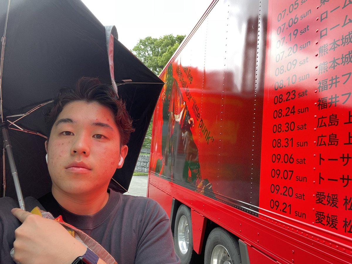 ryon_gan's tweet photo. ツアートラックで撮りたかったけど、ソロ参戦で、雨で、自撮り不慣れの限界がこれ。 https://t.co/t6MqCUYF8p