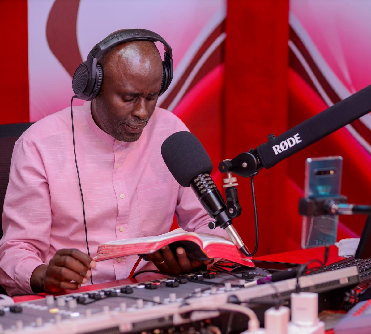 Thimo 16 : 6
Wĩhokeku na ũthingu nĩihorohagĩria meehia,      na gũtĩĩa MWATHANI gũtũmaga mũndũ atheeme ũũru.
Nì ihinda ria Kurikiria kiroho na Reverend Ndungata ya Ngai Muturi wa Muiru -Blessed And Favored 
#InooroFm #MuciiwaUtuginaUtana #Kurikiria