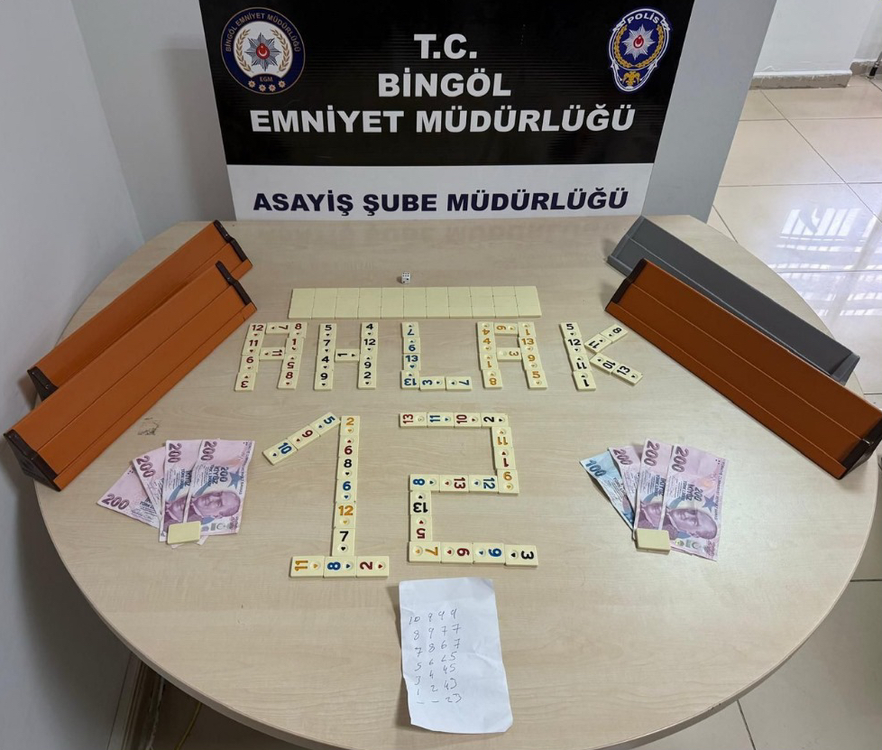 bosunatiklama's tweet photo. Bingöl Emniyeti'nin bir iş yerine düzenlediği kumar baskınında ele geçirilenler:

• 106 adet okey taşı
• 1500 TL
• 1 adet zar
• 4 adet okey istekası
• Yazboz kağıdı https://t.co/eeLzf7kajy
