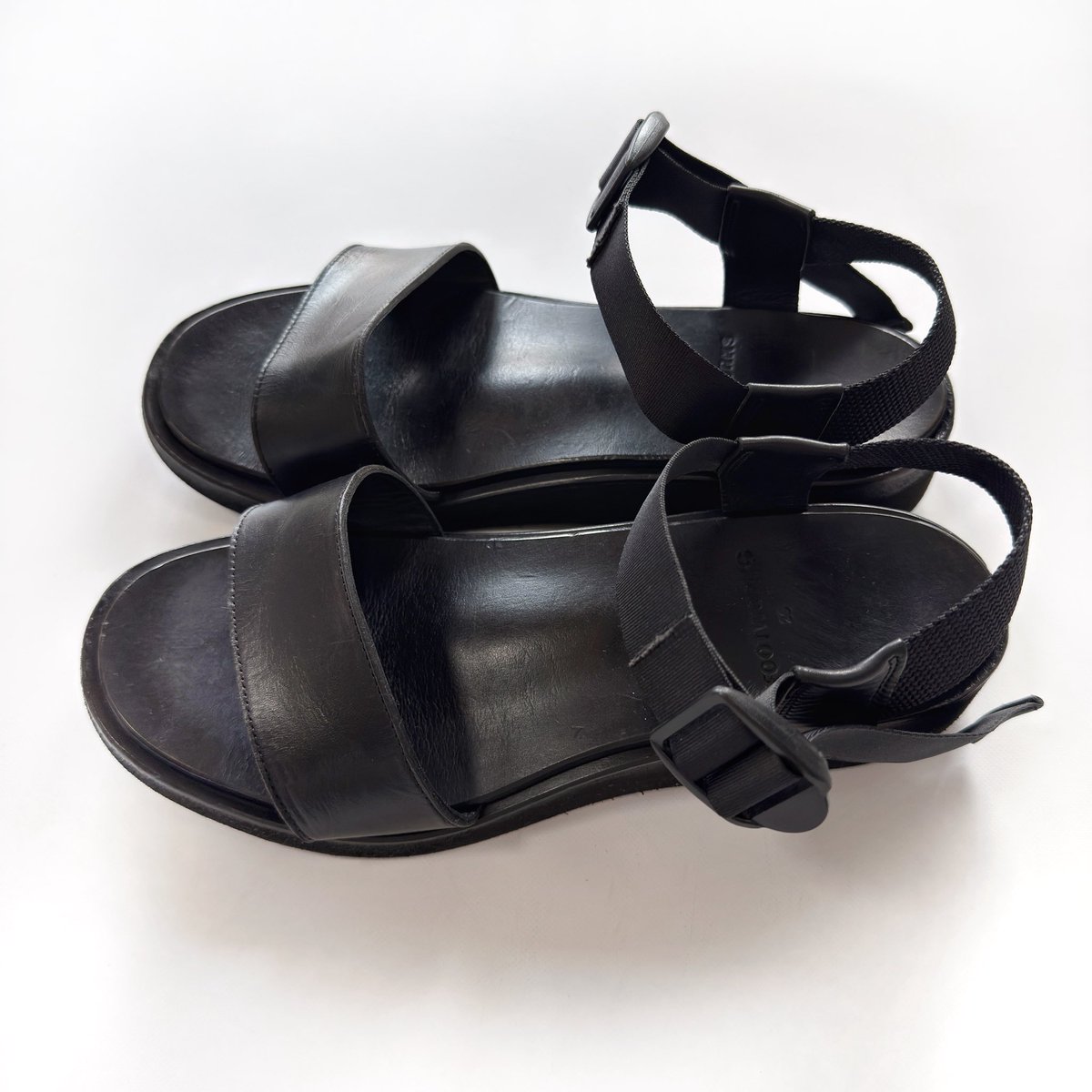 ham50865160's tweet photo. FOOTWORKSのサンダルもケアしました

小雨とかでもガンガン履いちゃってるのでだいぶクタってきていますが、まあアジということで

だいぶソールも削れてきてるので来年あたり交換したいところです

#footworks https://t.co/vk2TUEkUgU