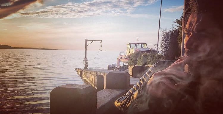 itshereworld's tweet image. Benim Ozan’ın sigaralı fotoğraflarına olan zaaf