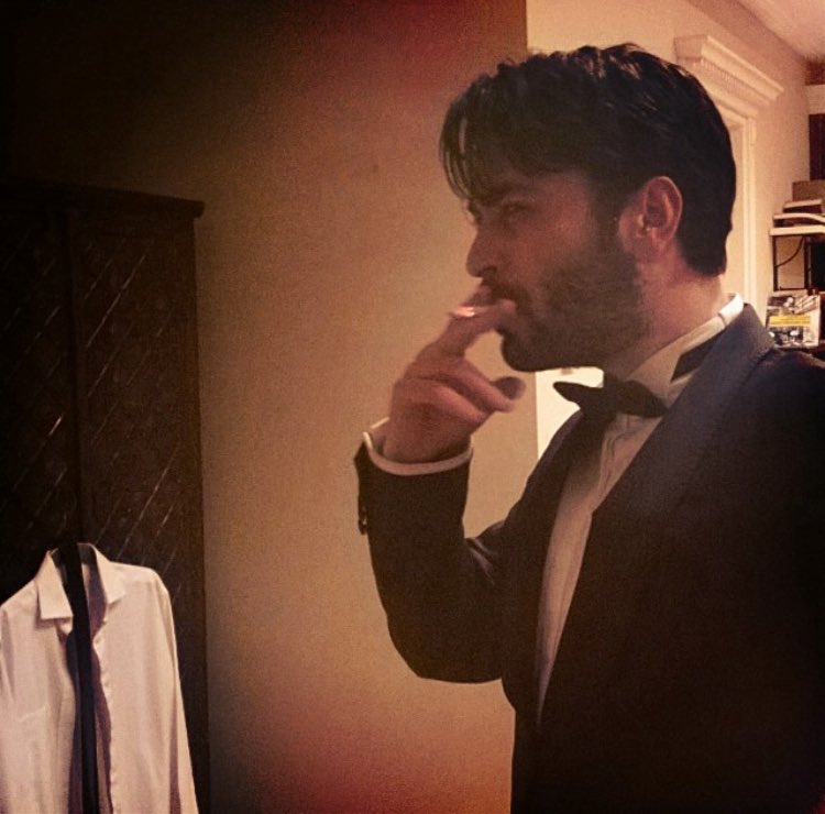 itshereworld's tweet image. Benim Ozan’ın sigaralı fotoğraflarına olan zaaf