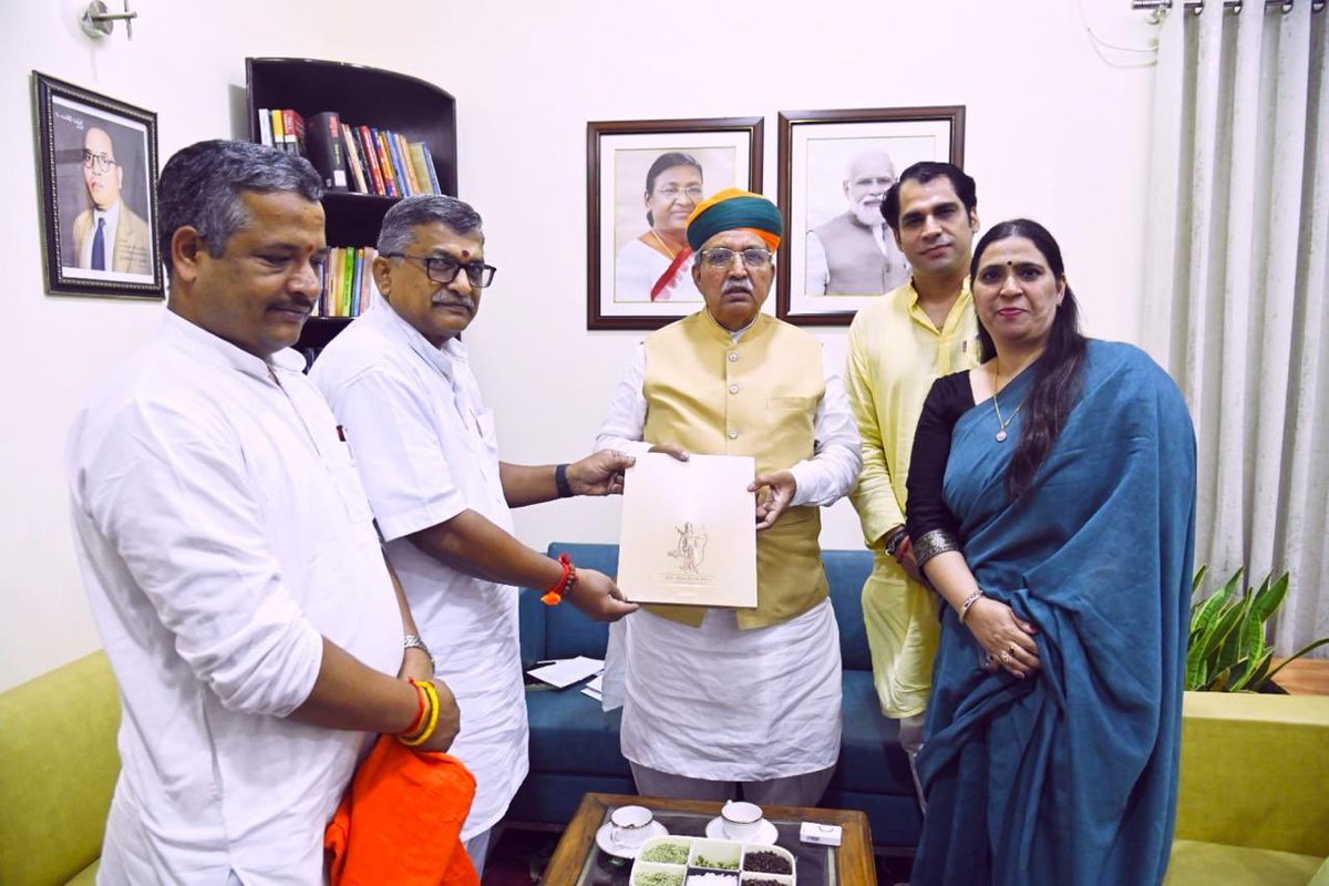 भारत सरकार के केंद्रीय कानून एवं न्याय राज्य मंत्री (स्वतंत्र प्रभार) माननीय श्री अर्जुन राम मेघवाल जी से शिष्टाचार भेंट का शुभ अवसर प्राप्त हुआ।इस संवाद में भारत में बढ़ते धर्मांतरण के प्रयासों एवं मंदिरों पर सरकारी नियंत्रण की समाप्ति— को लेकर एक सार्थक चर्चा हुई।