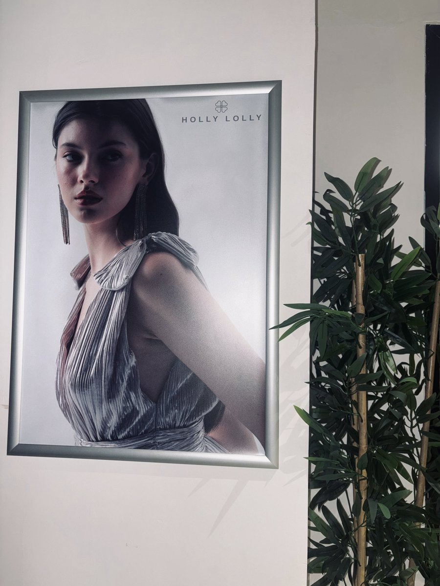 hollylollytr's tweet image. Holly Lolly’de sadece koleksiyonlarımız değil, ofisimiz de ilham veriyor. 💛💗

Pastel tonların huzuru, canlı renklerin enerjisi ve her köşede yaratıcılığı besleyen detaylarla dolu bir çalışma alanımız var.

#HollyLolly #OfisHayatı #WorkplaceVibes #Moda #OfficeDesign #TeamSpirit…