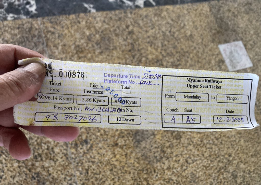 だ〜れもいないマンダレー駅で明日乗る列車の切符を購入。ヤンゴン行き