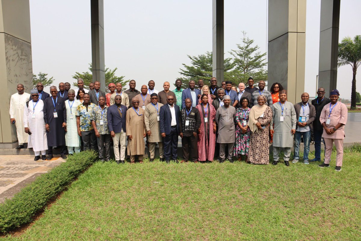 OMSCentrafrique's tweet photo. Pendant 4 jours, les leaders santé du 🇨🇲 #Cameroun, 🇳🇬 #Nigeria, 🇹🇩 #Tchad, 🇳🇪 #Niger &amp; 🇨🇫 #RCA, avec @WHOAFRO &amp; la taskforce du lac Tchad, ont uni leurs forces pour traquer les virus orphelins, vacciner enfants nomades &amp; renforcer la lutte transfrontalière pr #EnFinirAvecLaPolio https://t.co/XTiBvFjHon