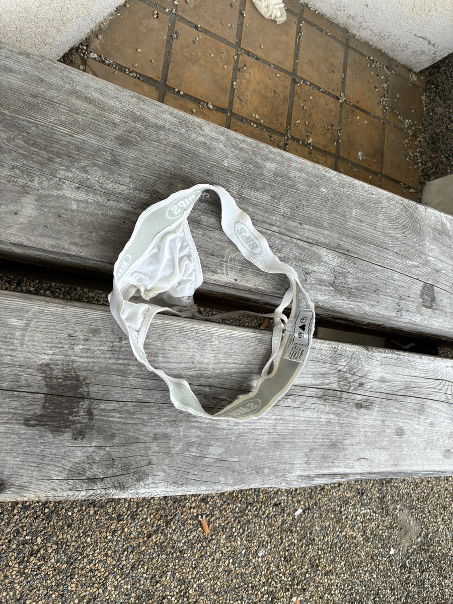 twave9721's tweet photo. いつも立ち寄る発展場でこんなものを発見！一瞬、持ち帰ろうかな？と思ったけど、どこの誰だかわからない黄ばみTパックで興奮出来るかわからなかったので、そのまま放置してきました。いろんな妄想でムラムラしたのは言うまでもありません。 https://t.co/5Tul4RCxIi