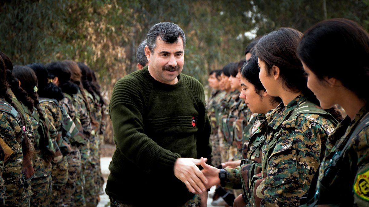 Şehîd Fermandar Nûreddîn Sofî

Di sala 2013an de, bi armanca tevlîbûna Şoreşa Rojava hatibû Rojavayê Kurdistanê. Di pêvajoya rêxistinkirina hêzên parastina gelêrî YXKê û pişt re di avakirina hêzên YPG û YPJê de pêşengî kir.

Weke Fermandarê YPGê operasyonên Til Hemîs, Til Berak,