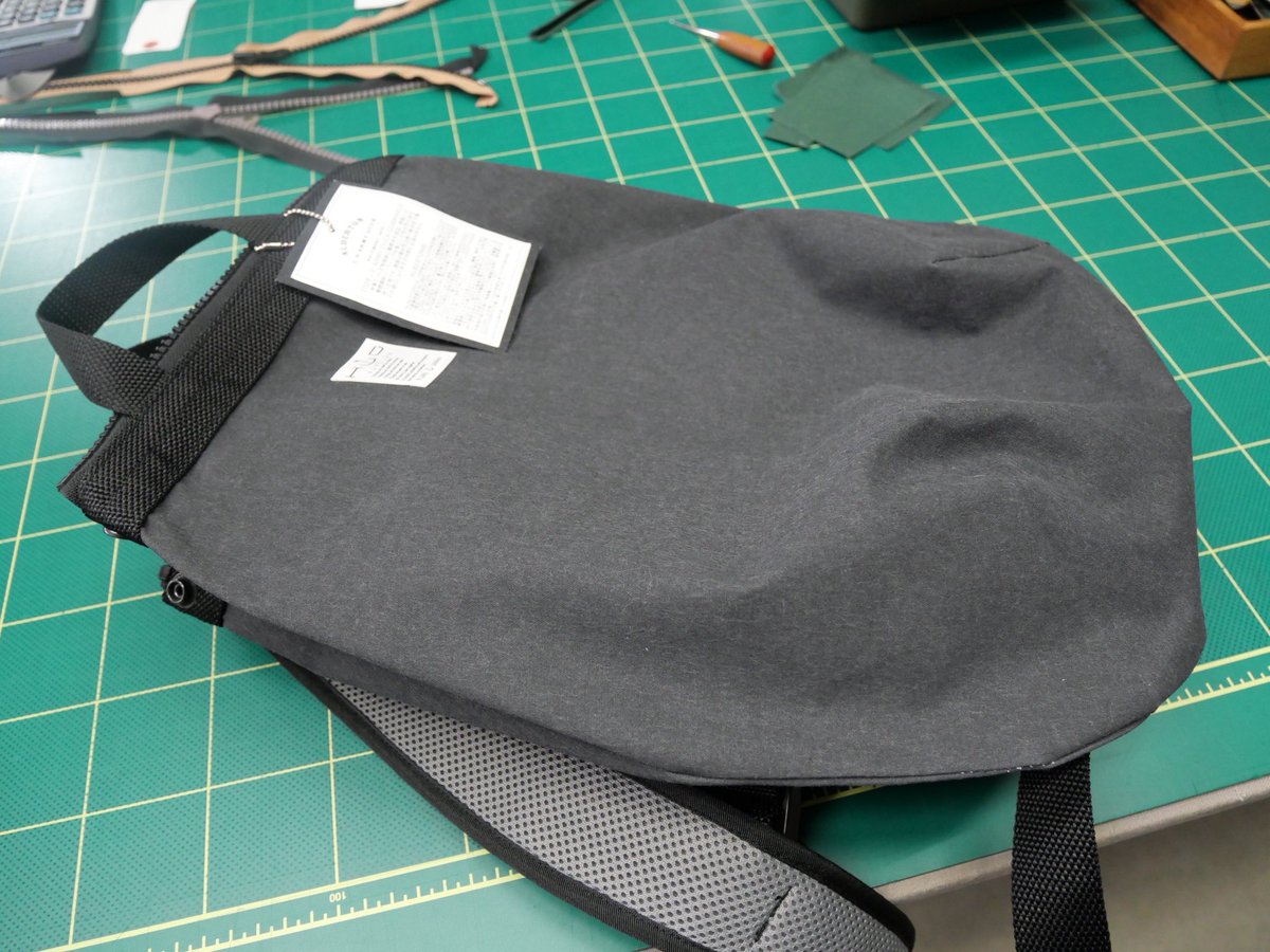 maru01_official's tweet photo. バッグを作成（手作り）しております「HUG-はぐ- 」（「呉みやげ処 よってクレ」等でバッグ販売あり）工房へ参りました。

https://t.co/MfFhbBIXAu

「呉みやげ処 よってクレ」様で前面装着用バッグを購入したので、後ろ用に背負いバッグも購入。
頑丈かつ素敵なデザインで大満足です。 https://t.co/dqtOwLPiG5
