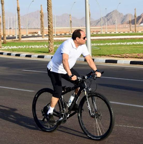 الرئيس السيسي من أكتر الناس اللي بيحبوا ركوب العجلة دايمًا بيشجع على الرياضة 🚴‍♂️