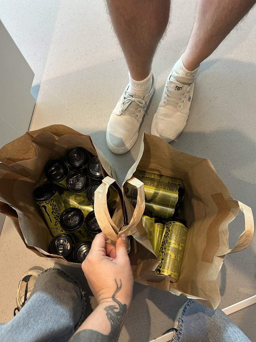 😩😩 tweet media