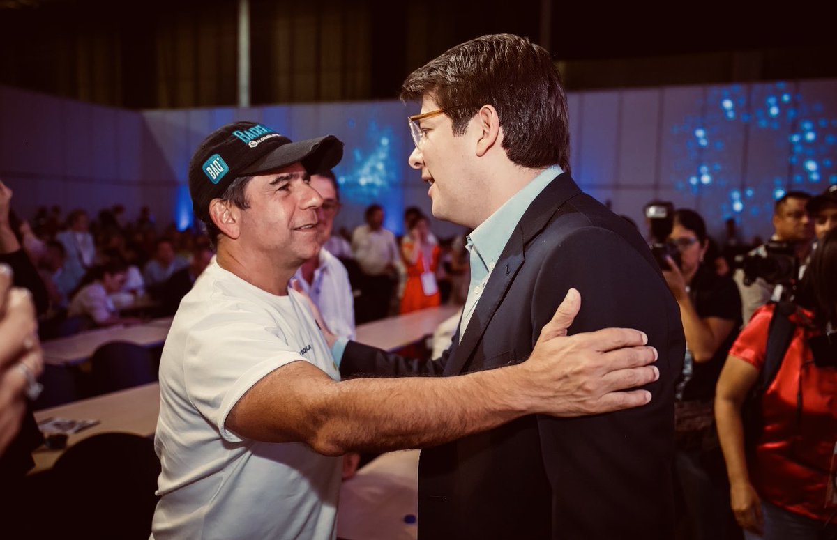 AlejandroChar's tweet photo. Con el corazón roto y destrozado, amanecemos con la triste noticia de la partida de Miguel Uribe, un alma brillante cuya bondad y pasión nos marcaron profundamente. Un abrazo solidario a su esposa, hijos y familiares.
Tu legado vivirá siempre en nosotros. Descansa en paz. 🙏🏻 https://t.co/oFsmE5YdVu