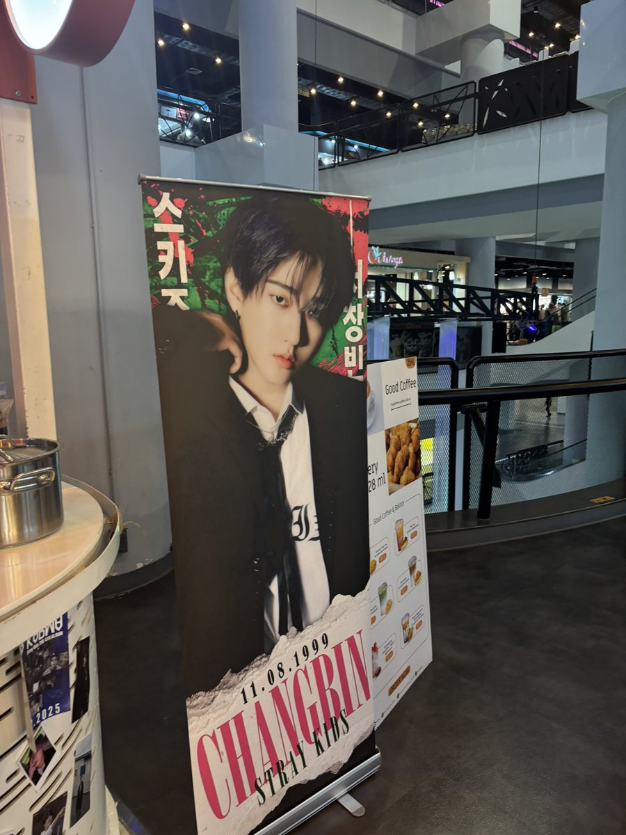 thisisxinxin's tweet photo. รักพี่บิน🎂🎊🤍
 #Changbin26thBinnieUltra https://t.co/JaOgiF1qWz