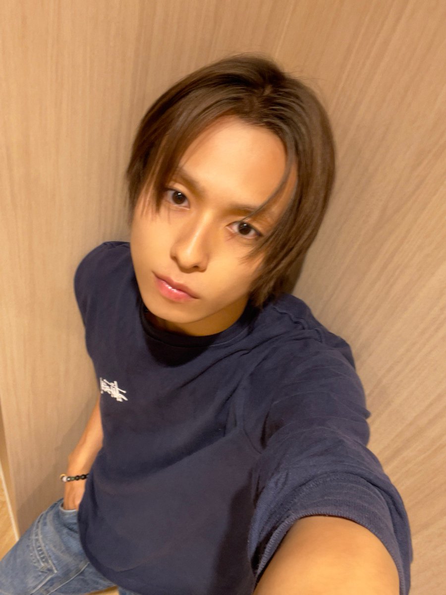 _KID_PHENOMENON's tweet photo. 皆さん！
″Snakebite″ 聴いてくれてますかあ！

とてもキャッチーで楽しい楽曲になってます😎

今日の雨で気分が上がらないという方は！
是非Snakebiteを聴いて
テンションを上げて、今日も1日頑張りましょう！

沢山聴いてね🐍

https://t.co/YHoCIEBiG6

by 蒼真🐰

#Snakebite #川口蒼真
#キドフェノ #KIDPHENOMENON