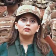 ان میڈم صاحبہ کی جرنل عاصم سلیم باجوہ کے ساتھ ان کی گاڑی میں ایک یادگار تصویر تھی جو میڈم نے ایکس پے بھی اپلوڈ کی تھی ، پلیز وہ ڈھونڈنے میں مدد کیجیے گا ۔۔ پھر میں آپ کو بتاؤں گا کون کس کا ابا ہے 🔥